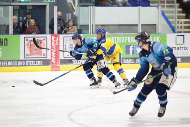 DERBY BATTLE: Cameron Brownley battle for puck possession against Leeds Knights. Picture courtesy of Peter Best/Steeldogs Media