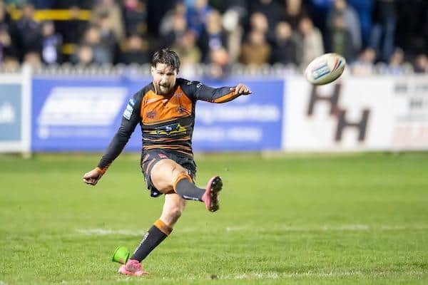 Gareth Widdop kicks a penalty in Tigers' win over Leeds. Picture by Allan McKenzie/SWpix.com.