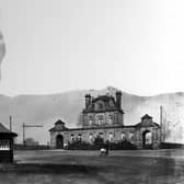 Oakwood Clock located on Princes Avenue. The clock, made by William Potts & Son at a cost of £150, was removed here by the Parks Department from Kirkgate Market in the July of 1912. This was because a new central entrance to the market was under construction in Vicar Lane. In the background, right, old lodges to Roundhay Park can be seen.