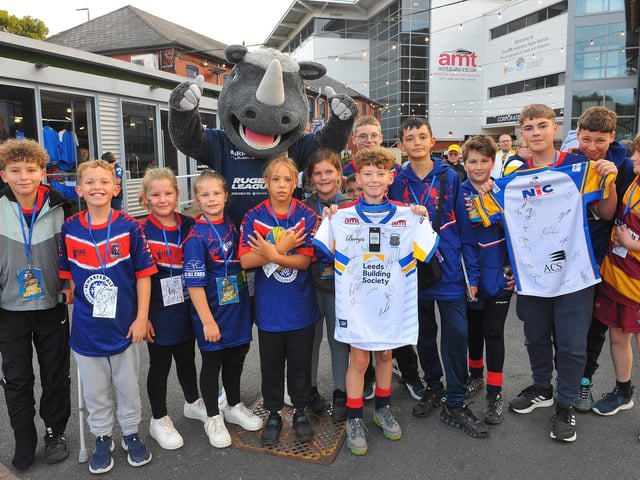 Mascot Ronnie Rhinos with players from Morley Knights.