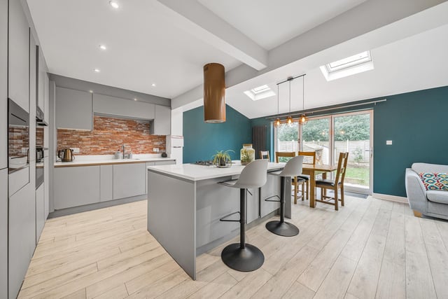 To the rear there is a stunning open plan kitchen diner with high specification integrated appliances and quartz worktops.