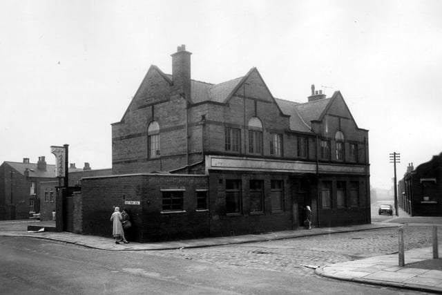 The New Regent pub with East Park View on the left and Temple View Grove on the right in July 1963. A woman is walking through the main entrance to the pub. Two women stand talking at the corner.