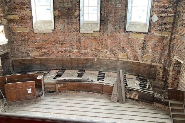 In 1810 the building opened to hold the court of Quarter Sessions, designed by Charles Watson in the neo-Grecian style.
