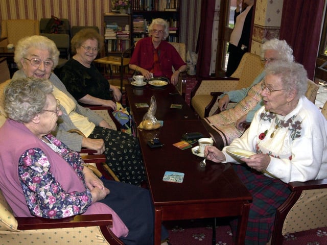 Residents chat over a cuppa at Maple Court in November 2003.