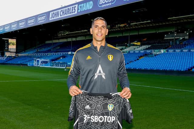 Leeds United announce the signing of 32-year-old goalkeeper Joel Robles (Pic: Leeds United)