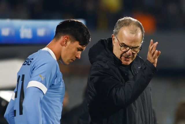 Bielsa delivers instructions to Uruguay substitute Thiago Borbas (Photo by Ernesto Ryan/Getty Images)