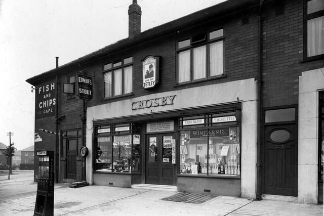 Potternewton Lane which was the grocery business of Sarah Ann Crosby. Moving along is Fred Dawson's Fish & Chip shop. On the left is Potternewton View.