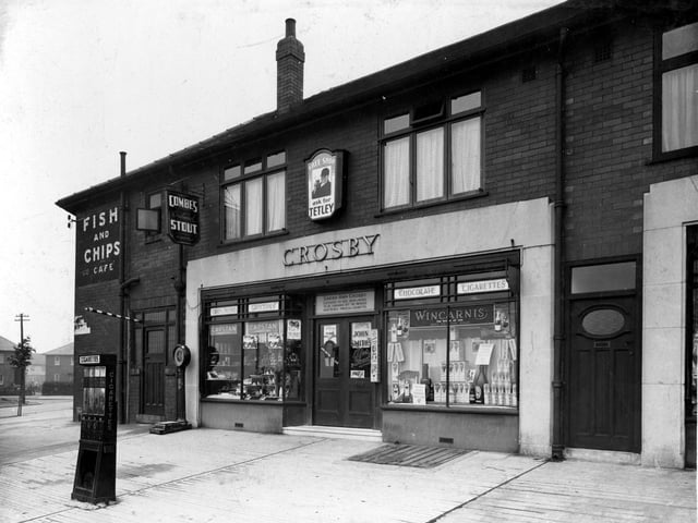 Potternewton Lane which was the grocery business of Sarah Ann Crosby. Moving along is Fred Dawson's Fish & Chip shop. On the left is Potternewton View.