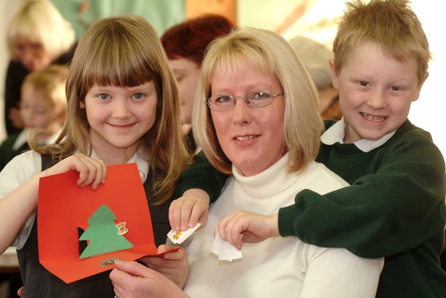 Sue Scholes with pupils from Broadgate Primary School in December 2003. Sue won the Department of Education and Skill's SHARE Tutor of the Year award.