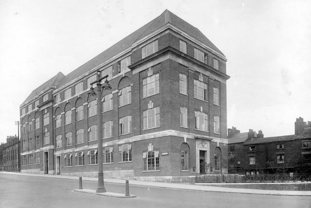 The recently constructed Eastgate showing the Kingston Unity Friendly Society Building. Lady Lane is in the background on the right. Pictured in July 1932.