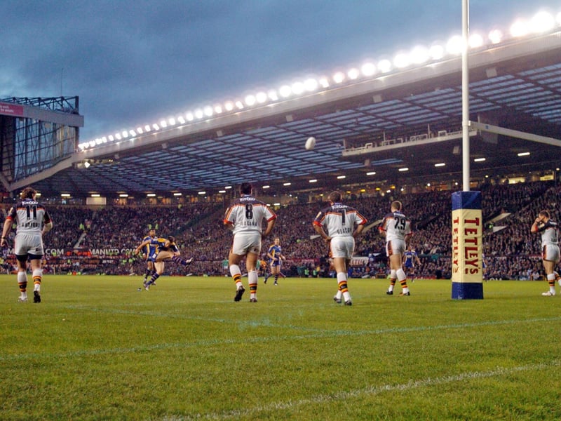 Rhinos captain Kevin Sinfield opened the Grand Final scoring with a penalty goal after four minutes.