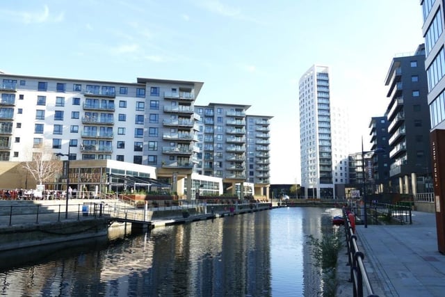 This well presented one bedroom apartment is located in the core of Leeds Dock. With large feature windows offering panoramic views and easy access to the bars and restaurants nearby, this property makes a perfect investment for a buyer, or for a couple looking to enjoy the city buzz. The flat is currently rented on a rolling basis, with a potential rent of £795pcm.