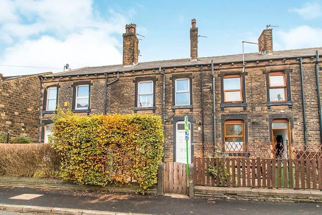 This one bedroom terraced house in Morley is for sale. The property has an enclosed garden area to the front with a mature beech hedge that provides privacy from the road.