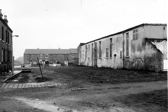 Brewery Yard onto Primrose Place in February 1972. Brewery Yard took its name from the Moorside Maltings, located just out of view on the right. Properties on Primrose Lane in the background. On the right is the premises of G. Tweedale and Sons, oven makers.