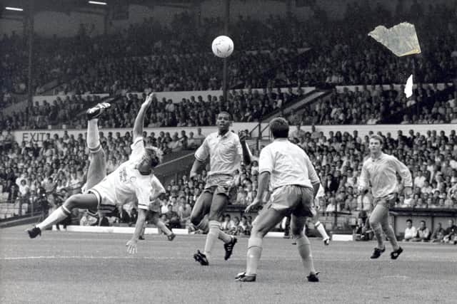 Lee Chapman goes for goal as Carlton Palmer and John Sheridan look on.