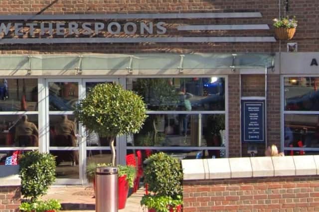 The Wetherspoons at Leeds Train Stations is a popular choice with commuters, gaining it a reasonable ranking of 3.5 out of five in TripAdvisor. The majority of customers think this Wetherspoons offers good food at a good price.