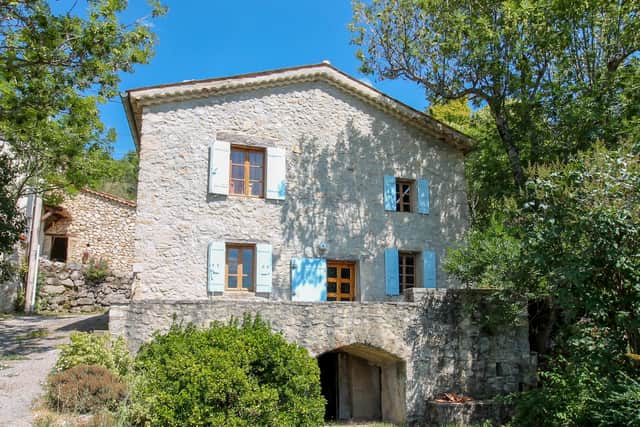 This old character stone house, needing renovation, is in the Baronnies Provencales Natural Park, with amazing views over the Mont Ventoux. Just 148,000 from Leggett Immobilier