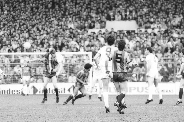 More action from the West Yorkshire derby. City finished in 10th position that season with the Whites losing 2-0 at Valley Parade in September 1986. For the geeks they also beat Leeds at ER in the Full Members Cup that season.