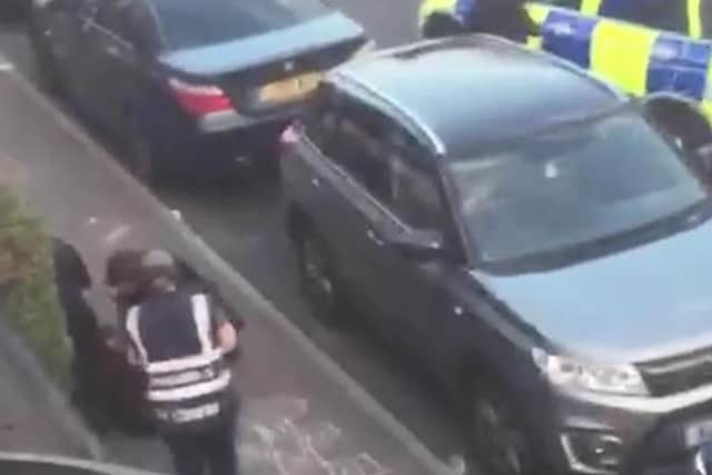 The dramatic moment police officers take down burglary suspect after ...