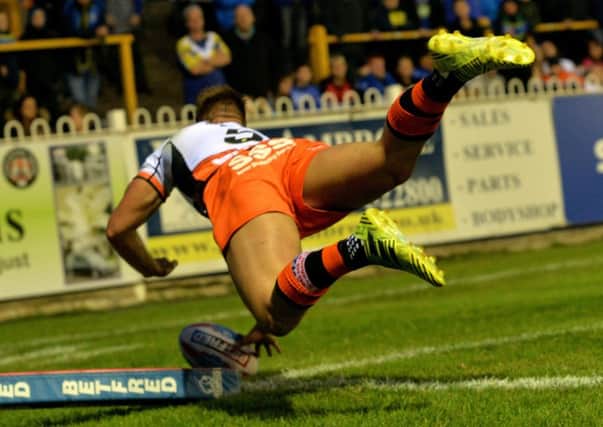 Greg Eden dives over the line to score the Tigers third try.
Castleford Tigers v Warrington Wolves.   Super 8's, BetFred SuperLeague.  
17 August 2018.  Picture Bruce Rollinson