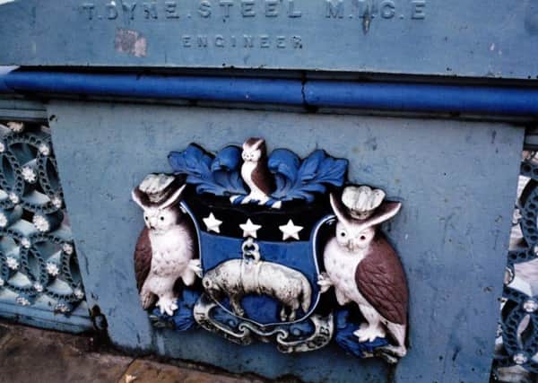 Leeds coat of arms, featuring owls and a fleece, as seen on the Leeds Bridge.