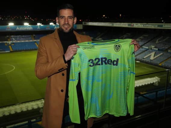 Leeds United completed the signing of Real Madrid goalkeeper Kiko Casilla.