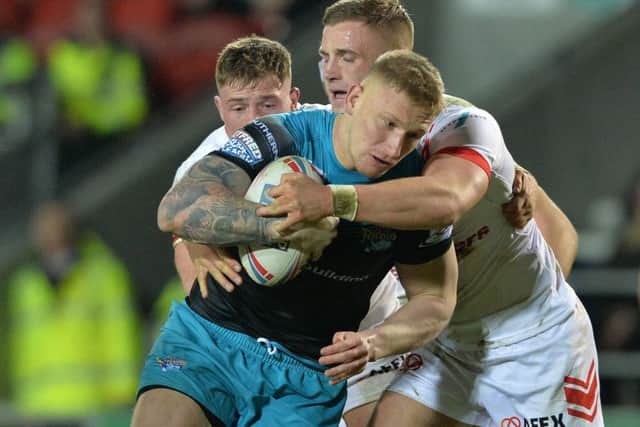 Mikolaj Oledzki on the attack against St Helens.