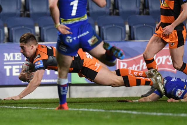 Greg Minikin scores against Leeds Rhinos.