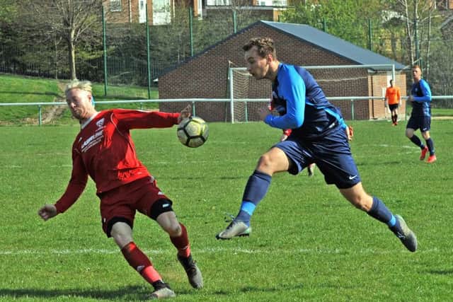 oe Hudson shoots for Wortley under pressure from a Lewis Barnes challenge. PIC: Steve Riding