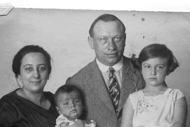Iby as a child in 1929 with her mother Irene Elbogen, her father Beno Kaufmann and her younger brother Tomy.