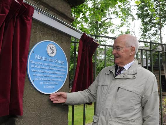 The plaque was unveiled by special guest Chris Hatton, the President of the Leeds Philosophical and Literary Society (LPLS).