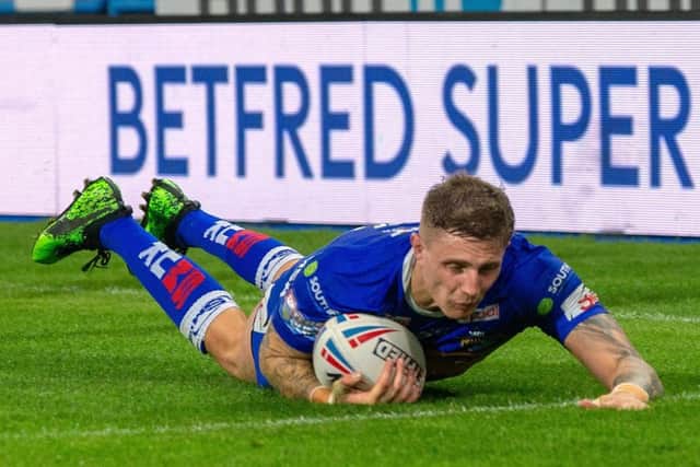 Liam Sutcliffe touches down for Leeds Rhinos.