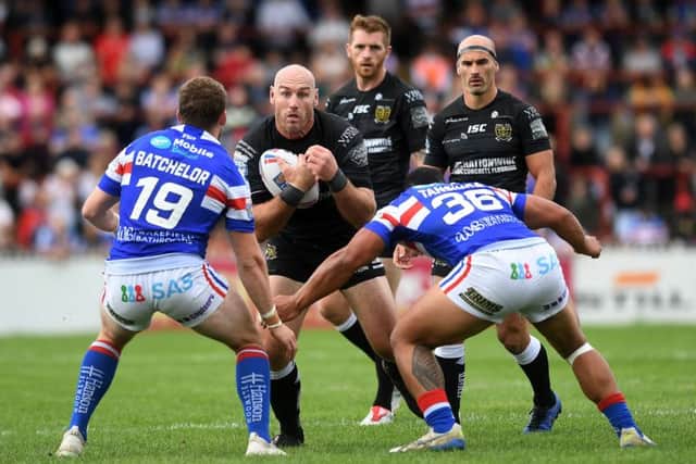 Hull's Gareth Ellis takes on Wakefield's James Batchelor and Kelepi Tanginoa.
PIC: Jonathan Gawthorpe