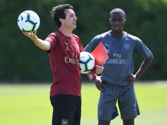 Arsenal head coach Unai Emery with Eddie Nketiah. (Getty)