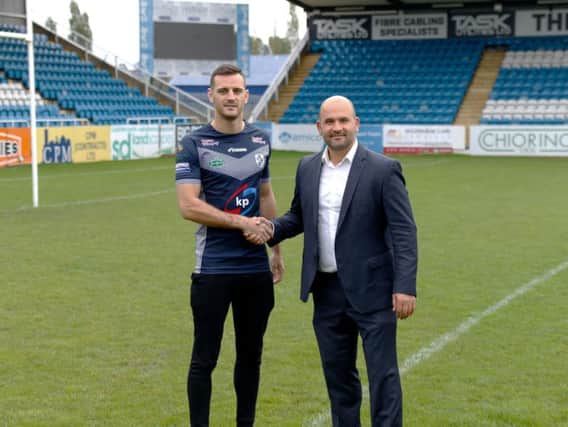 Featherstone Rovers' new signing Craig Hall is welcomed by chief executive Davide Longo (PIC: FEATHERSTONE ROVERS)