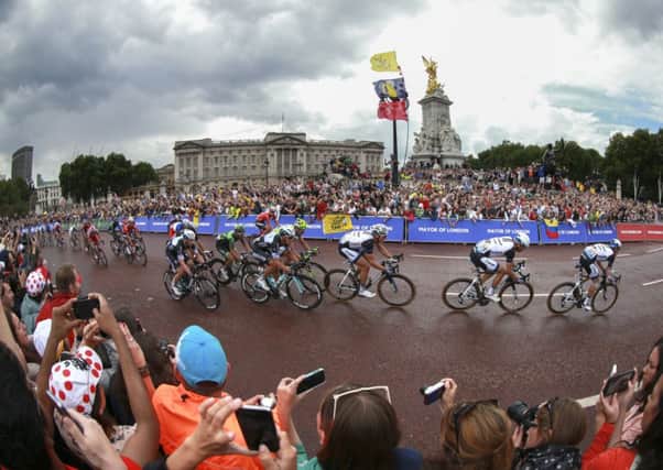 Race leaders pass the Victoria Memorial and Buckingham Palace as they sprint for the finish. Picture by David Davies/PA Wire.