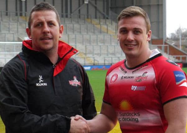 Lee Smith signs for Leigh.