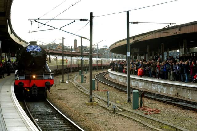 The Flying Scotsman arrives in York. (GL1009/09g)