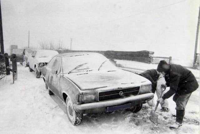 1978/9 FROZEN IN TIME
Motorists try to clear a path in York Road Leeds.