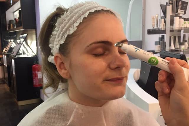 The Dermalogica Stress Positive Eye Lift has an integral cool lifting metal head wand.