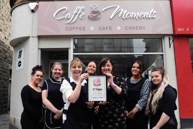 Yorkshire Evening Post Cafe of the Year.
YEP Editor Hannah Thaxter presents Marina Waymouth and her staff at Cafe Moments in Morley, with their third place.
13th April 2017.
Picture Jonathan Gawthorpe
