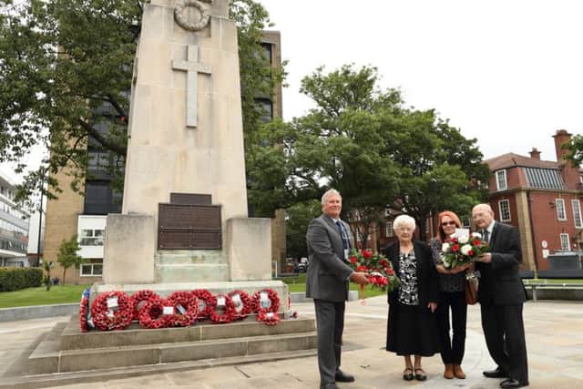 Wreath laying ceremony for World War I nurse Nallie Spindler who died 100 years ago on August 21. Pictured are Coun Charlie Keith with Nellie's relatives,  Margaret Truelove, Julia Duffield and George Spindler