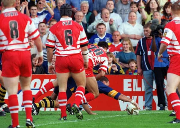 Brad Godden touches down to score Leeds Rhinos' clinching try against Wigan in 1998.