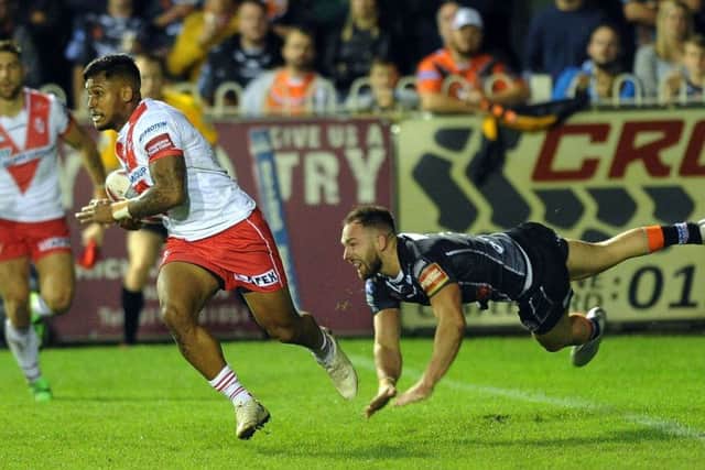 Luke Gale is beaten by Ben Barba.