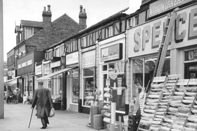 Crossgates 24th June 1970
Shoppers at Crossgates.