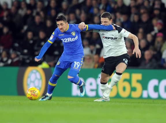 Leeds United's Pablo Hernandez grapples with Rams Chris Baird.  Picture: Tony Johnson.