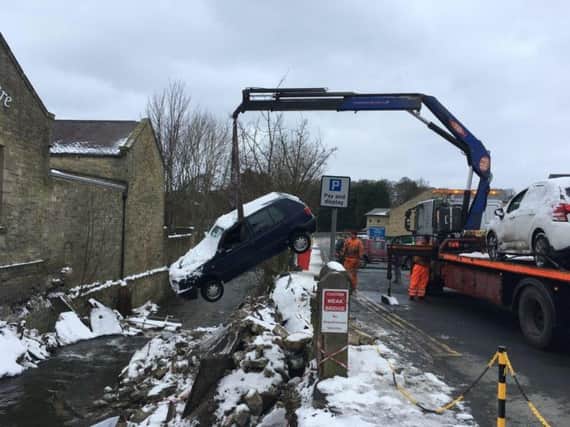 Cars being winched out of the hole. Photo: Environment Agency