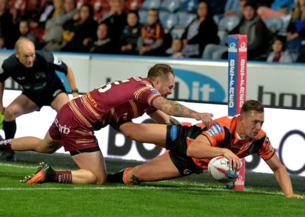Greg Eden dives over for the Tigers third try.
Huddersfield Giants v Castleford Tigers.  BetFred SuperLeague Super 8's.  
John Smiths Stadium.  
31 August 2017.  Picture Bruce Rollinson