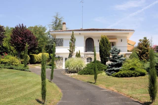 This immaculate spacious 4-bedroom villa is offered for sale by Charente Immobilier for 346,500 Euros.
