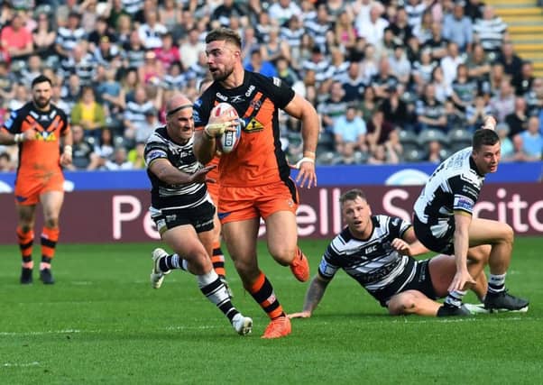 Castleford's Mike McMeeken gets away from Hull's Danny Houghton.
Picture Jonathan Gawthorpe.